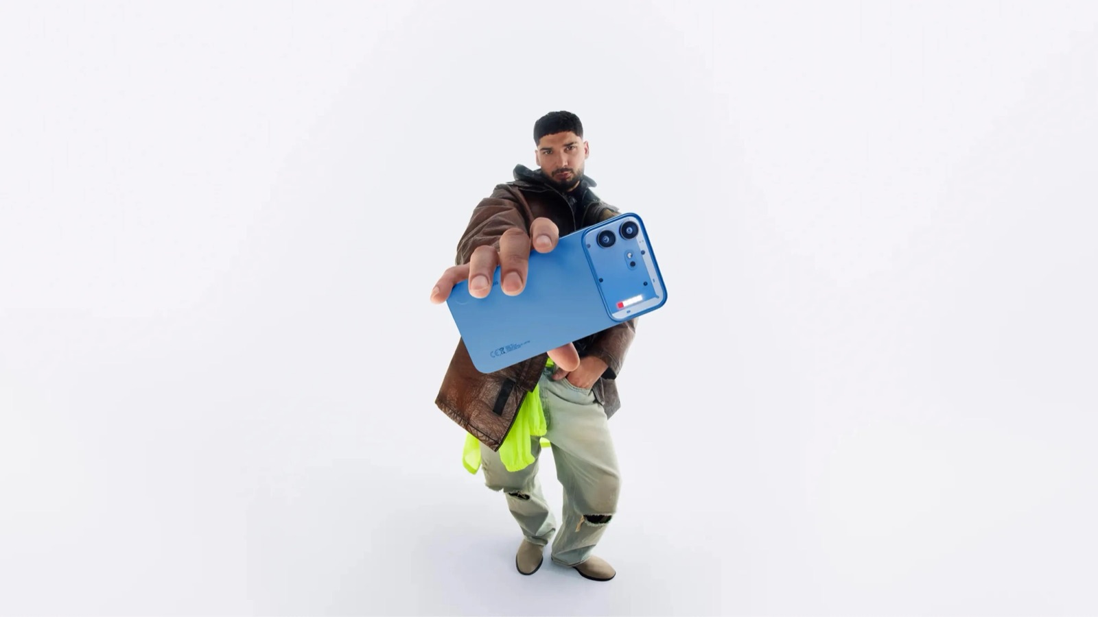 Le smartphone Nothing Phone (4b) avec son dos semi-transparent et sa Glyph Bar