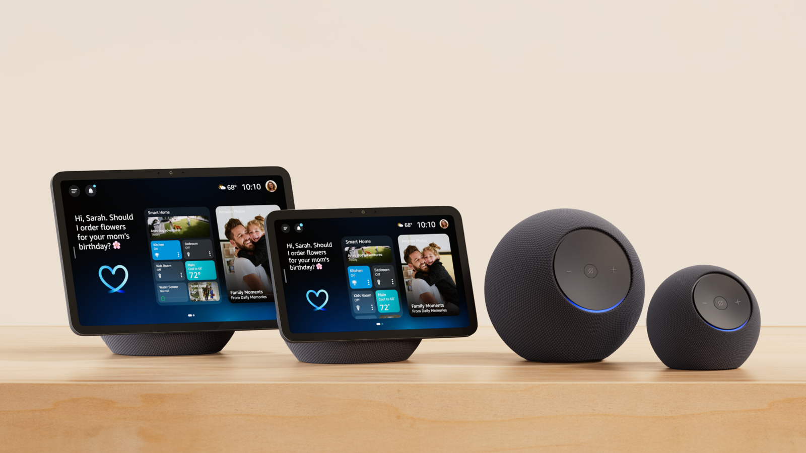 Famille Amazon Echo : deux Echo Show et deux enceintes Echo posées sur un meuble en bois