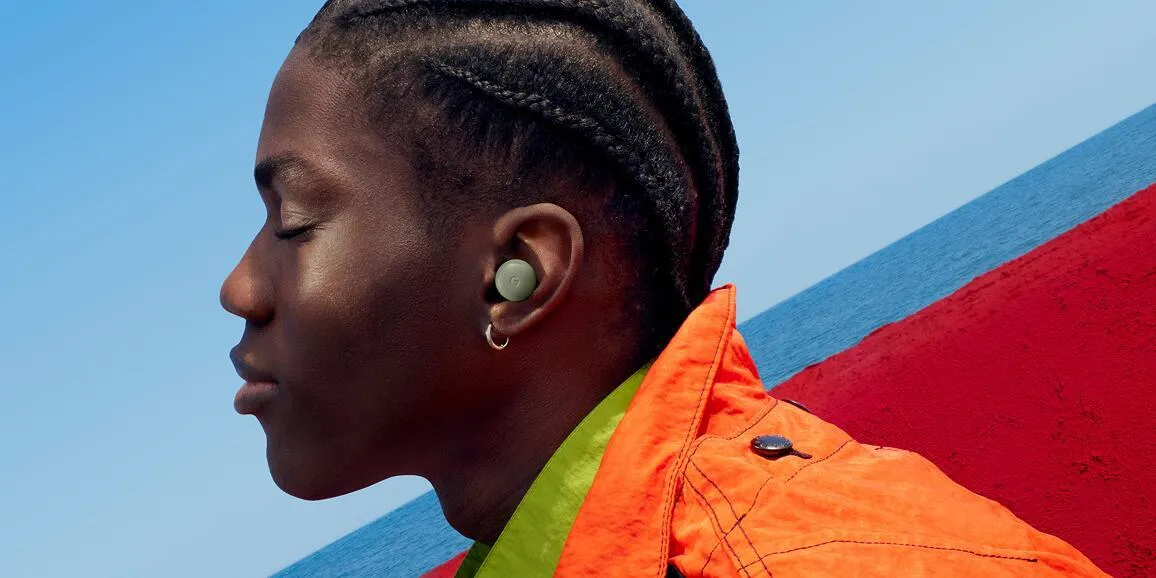 Écouteurs Google Pixel Buds Pro 2 en coloris Olive portés à l'oreille