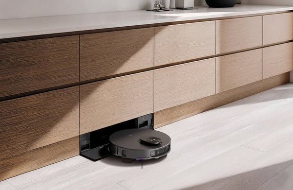 Le robot aspirateur LG RONi sortant de sa station dissimulee sous un meuble de cuisine