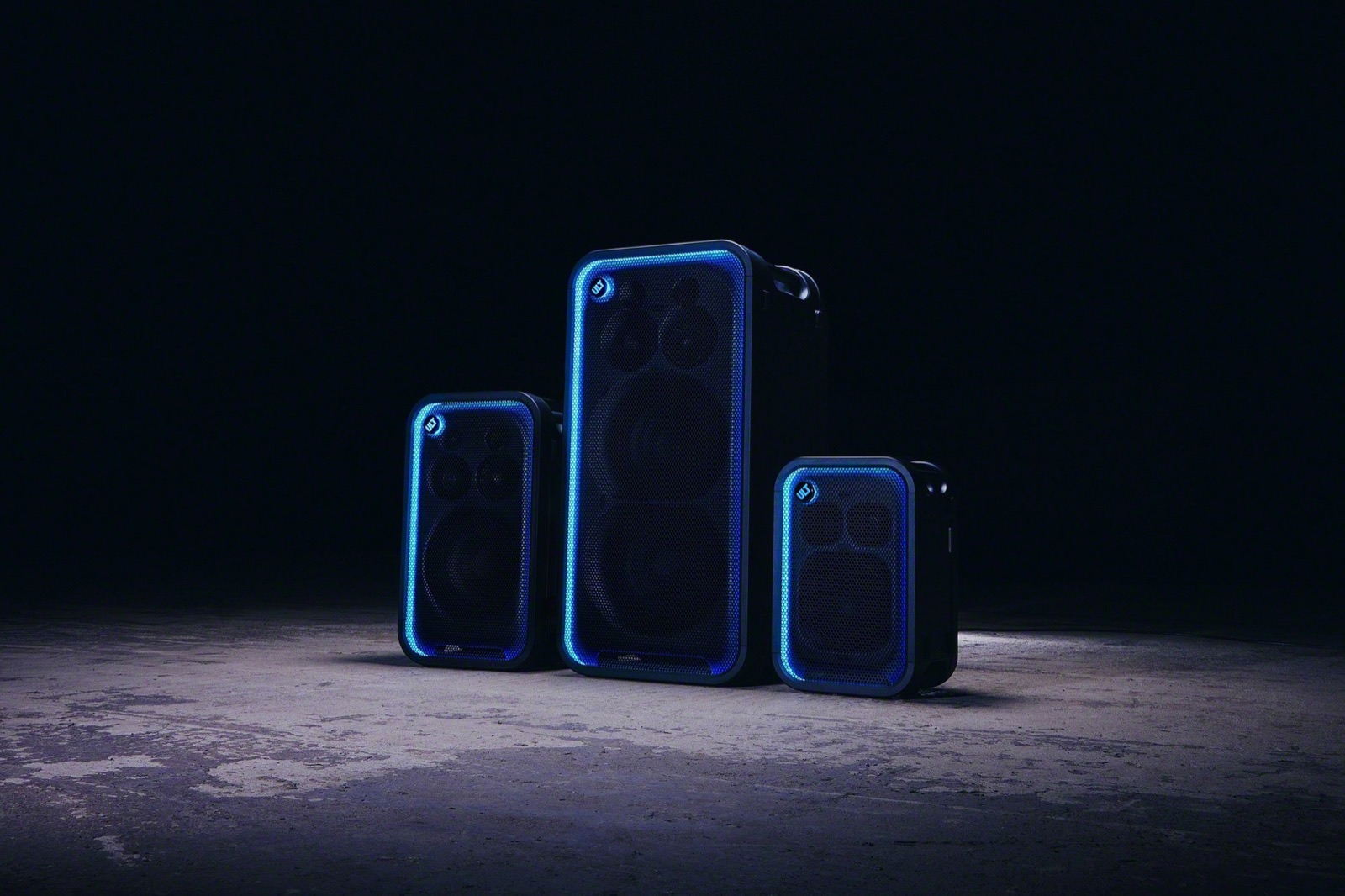 Les trois enceintes de soirée Sony ULT Tower Max, 7 et 5 avec leur éclairage LED bleu