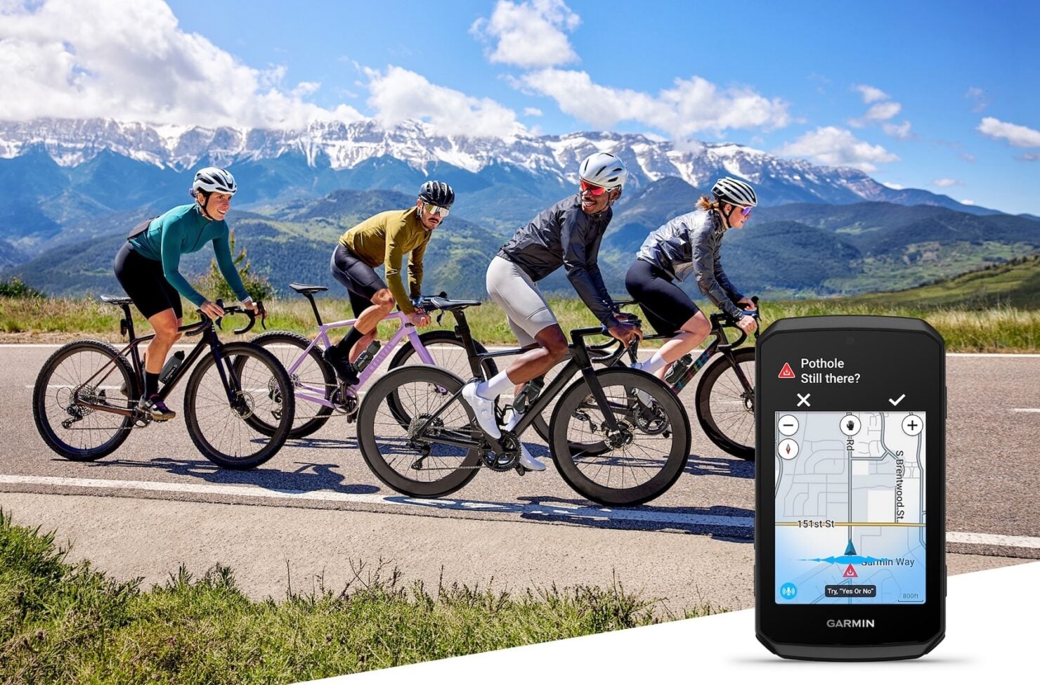 Le compteur GPS Garmin Edge 1060 affichant une navigation à commande vocale, devant un groupe de cyclistes sur route de montagne