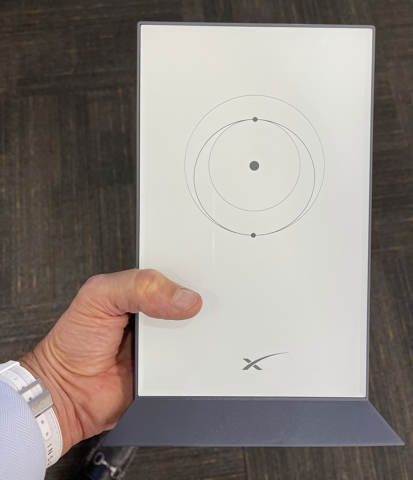 Antenne Starlink de SpaceX tenue en main