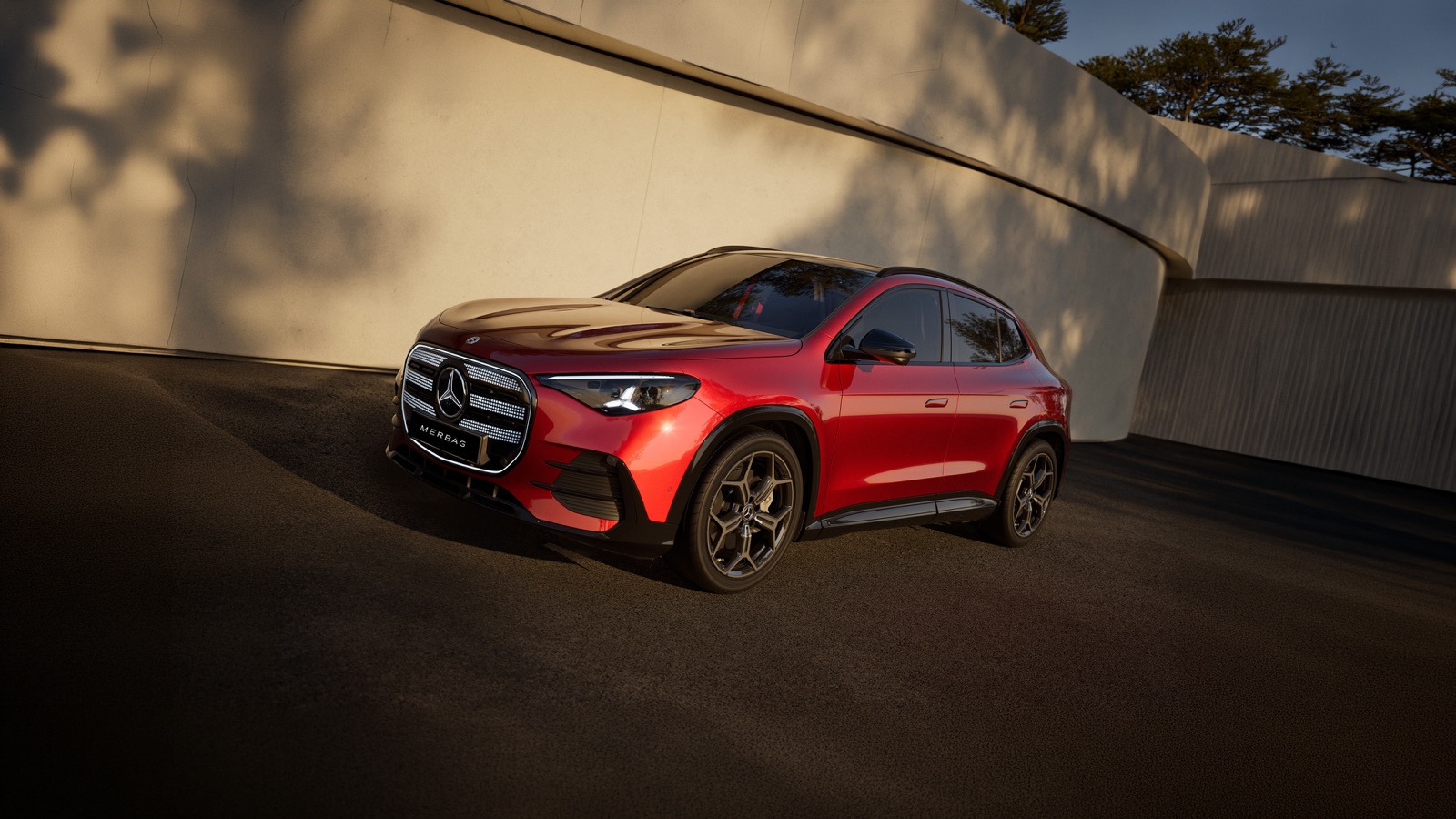 Le nouveau Mercedes GLA electrique de couleur rouge, vu de trois quarts avant