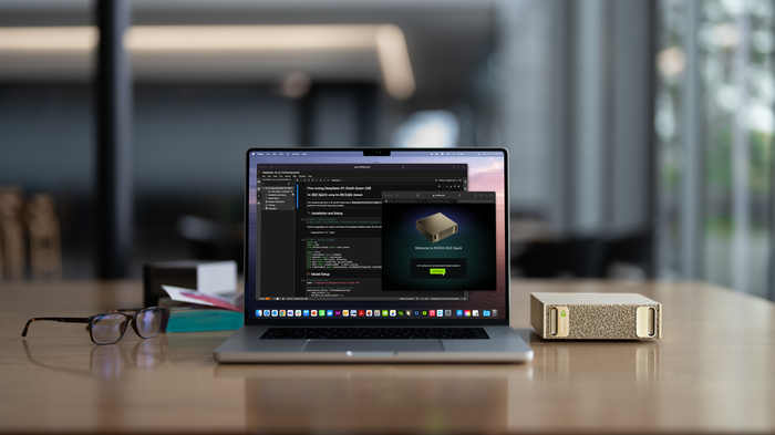 Le mini-ordinateur NVIDIA DGX Spark doré posé sur un bureau à côté d'un ordinateur portable