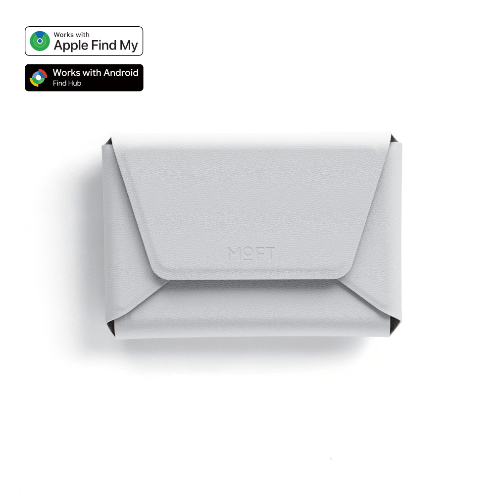 Le porte-cartes MagSafe MOFT Trackable Field Wallet avec traceur intégré, collé à l'arrière d'un iPhone