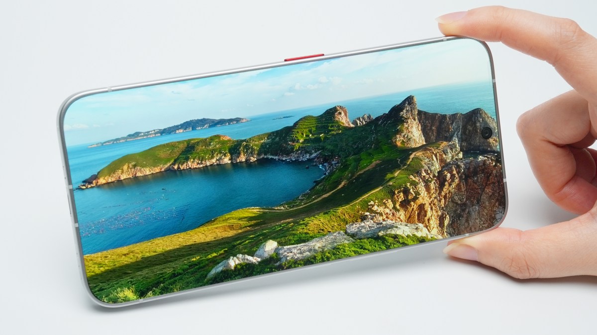 Concept de smartphone Tecno à écran bord à bord sans aucune bordure, tenu à la main en mode paysage