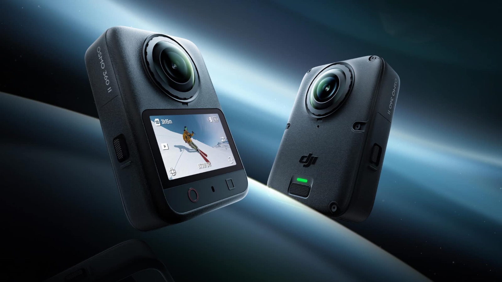 La caméra 360 DJI Osmo 360 II vue de face et de dos, avec son écran tactile et ses deux objectifs interchangeables