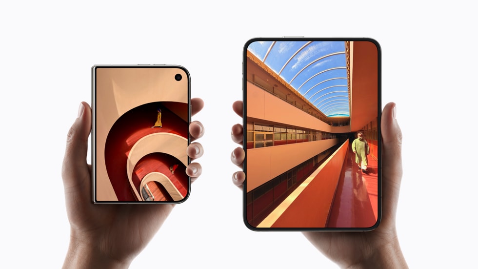L'iPhone Duo d'Apple, plié montrant son écran externe de 5,4 pouces et déplié sur sa dalle interne de 7,6 pouces
