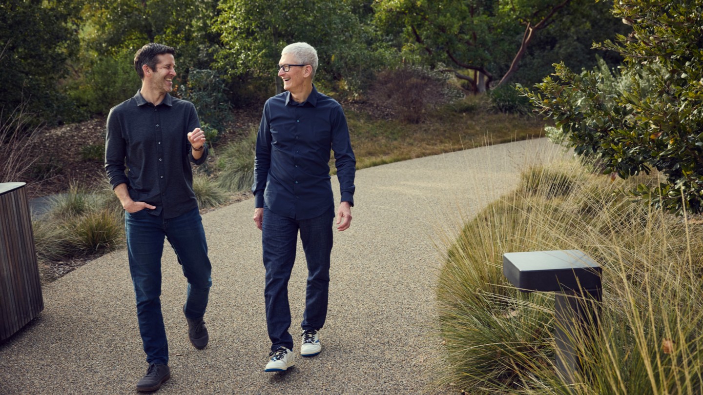 John Ternus et Tim Cook marchant ensemble à Apple Park