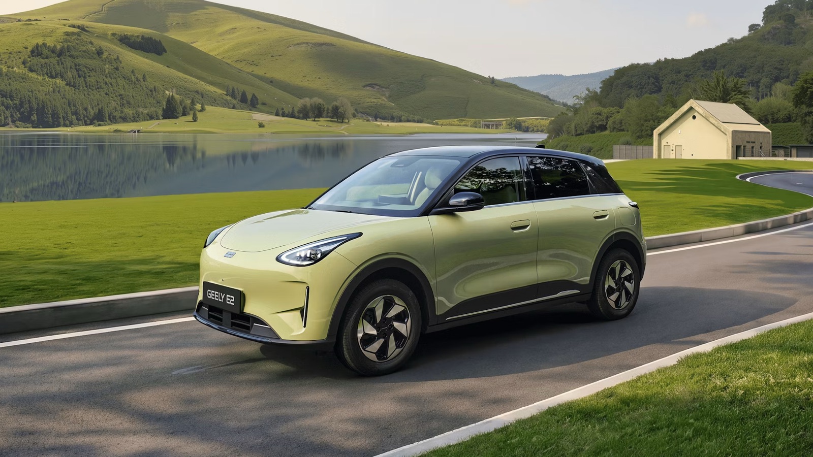 La Geely E2, citadine électrique chinoise vert clair, sur une route au bord d'un lac