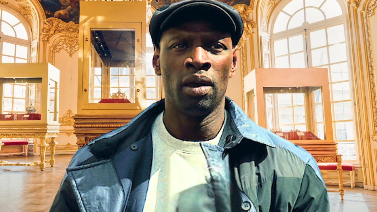 Omar Sy incarne Assane Diop dans la partie 4 de Lupin, au milieu de vitrines dans un salon doré
