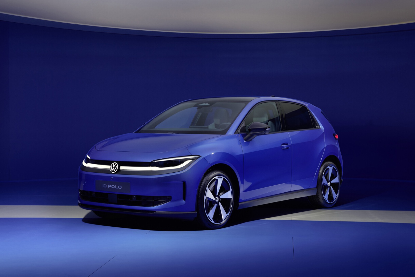 Volkswagen ID. Polo électrique de couleur bleue, vue avant trois-quarts, avec le badge ID. POLO sur la plaque