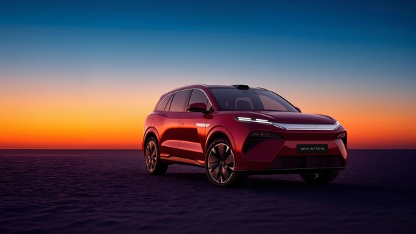 Le SUV électrique BYD Atto 8 rouge photographié de trois quarts avant au coucher du soleil