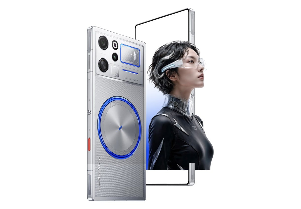 Le smartphone de jeu RedMagic 12 Pro+ en finition transparente argentée, avec son anneau de refroidissement liquide RGB au dos