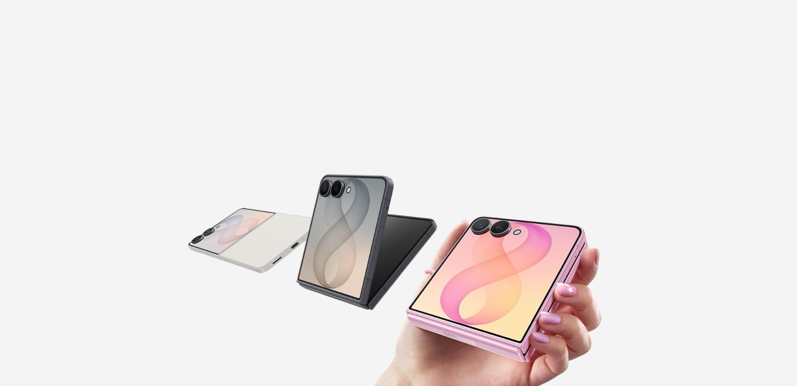 Trois Samsung Galaxy Z Flip 8 pliables à clapet, coloris crème, graphite et rose, avec un fond d'écran en forme de 8