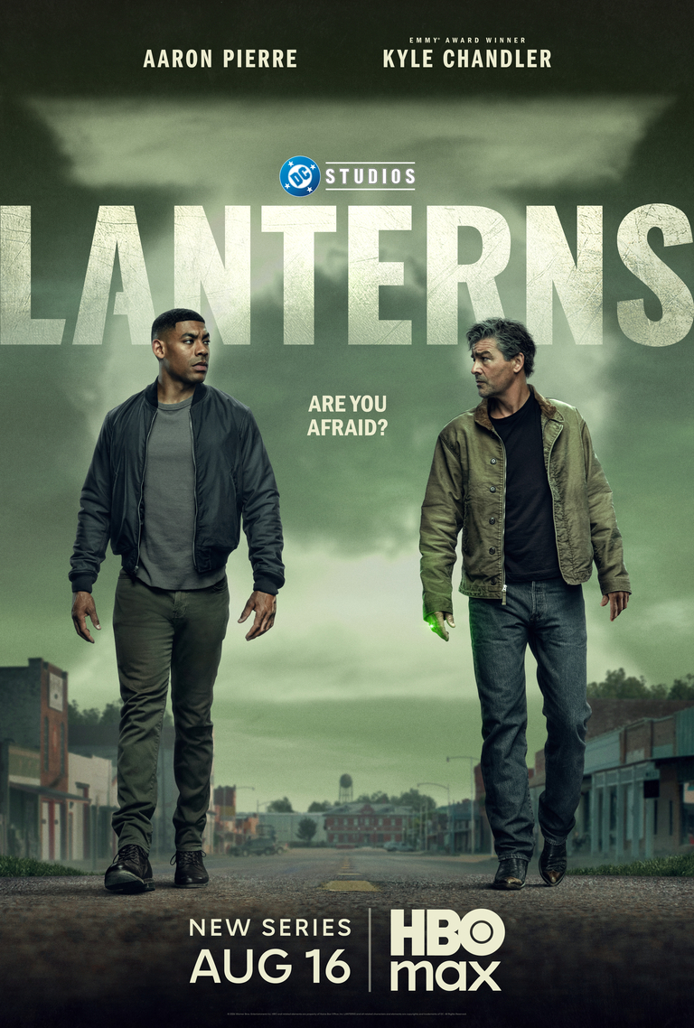 Affiche officielle de la serie Lanterns : Aaron Pierre et Kyle Chandler marchent dans une rue deserte sous un ciel vert, logo HBO Max