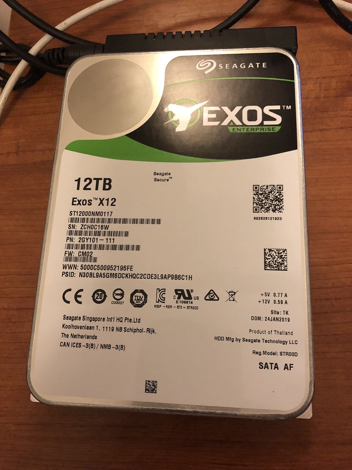 Disque dur Seagate Exos Enterprise de 12 To vu de dessus avec son étiquette