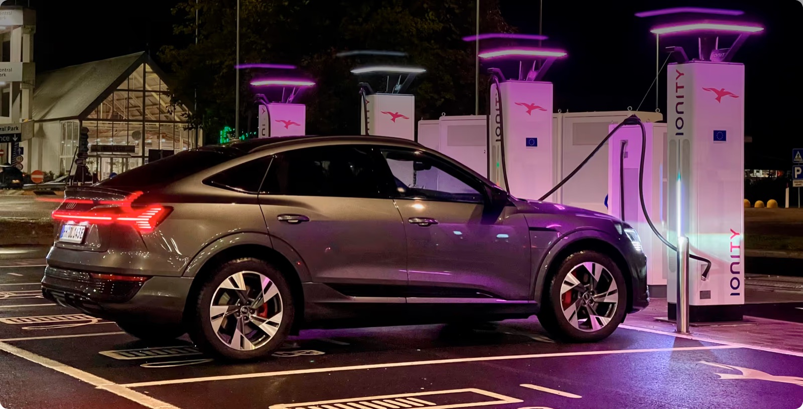 Voiture électrique en charge sur une borne rapide Ionity