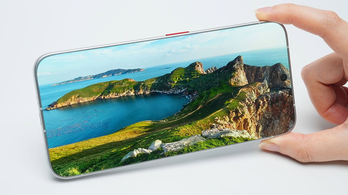 Prototype de smartphone Tecno tenu en main, écran allant jusqu'au bord du châssis sans bordure noire