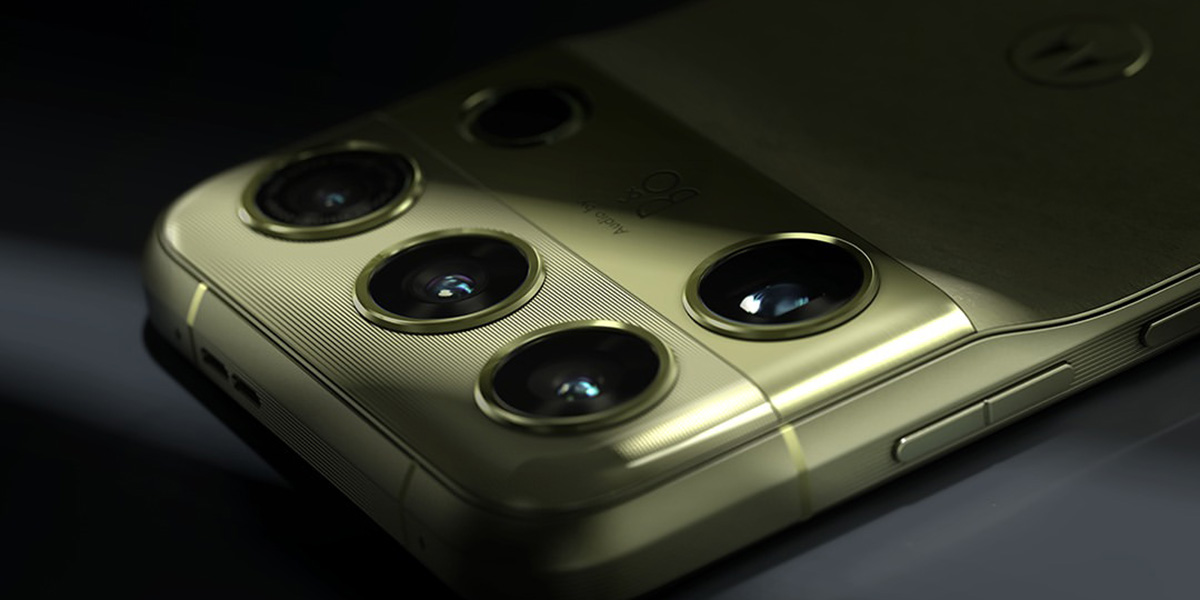 Gros plan sur le module photo arriere du Motorola Signature 27, avec ses quatre objectifs, le logo Bang & Olufsen et un dos vert texture