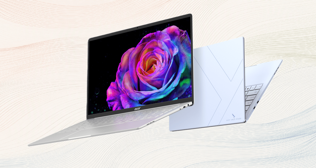 Deux ordinateurs portables Acer Swift Blade 14, l'un ouvert affichant une rose colorée à l'écran, l'autre montrant son capot avec le logo acer swift blade