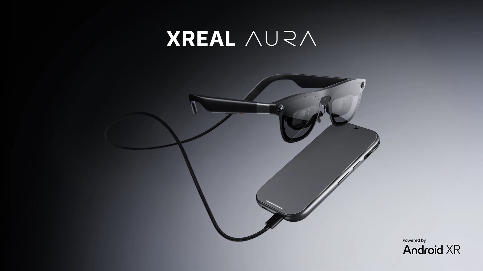 Les lunettes de réalité augmentée Xreal Aura reliées par câble à leur boîtier de calcul, sous Android XR