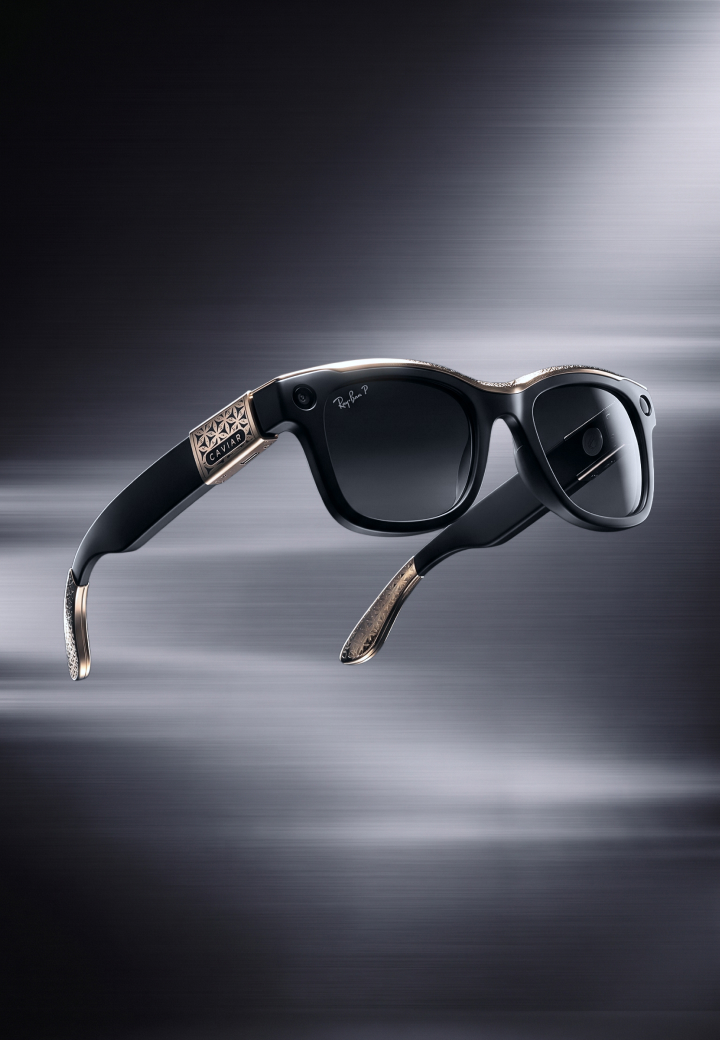 Lunettes connectées Ray-Ban Meta Wayfarer personnalisées par Caviar, édition Odyssey, avec accents en or 24 carats et plaque gravée