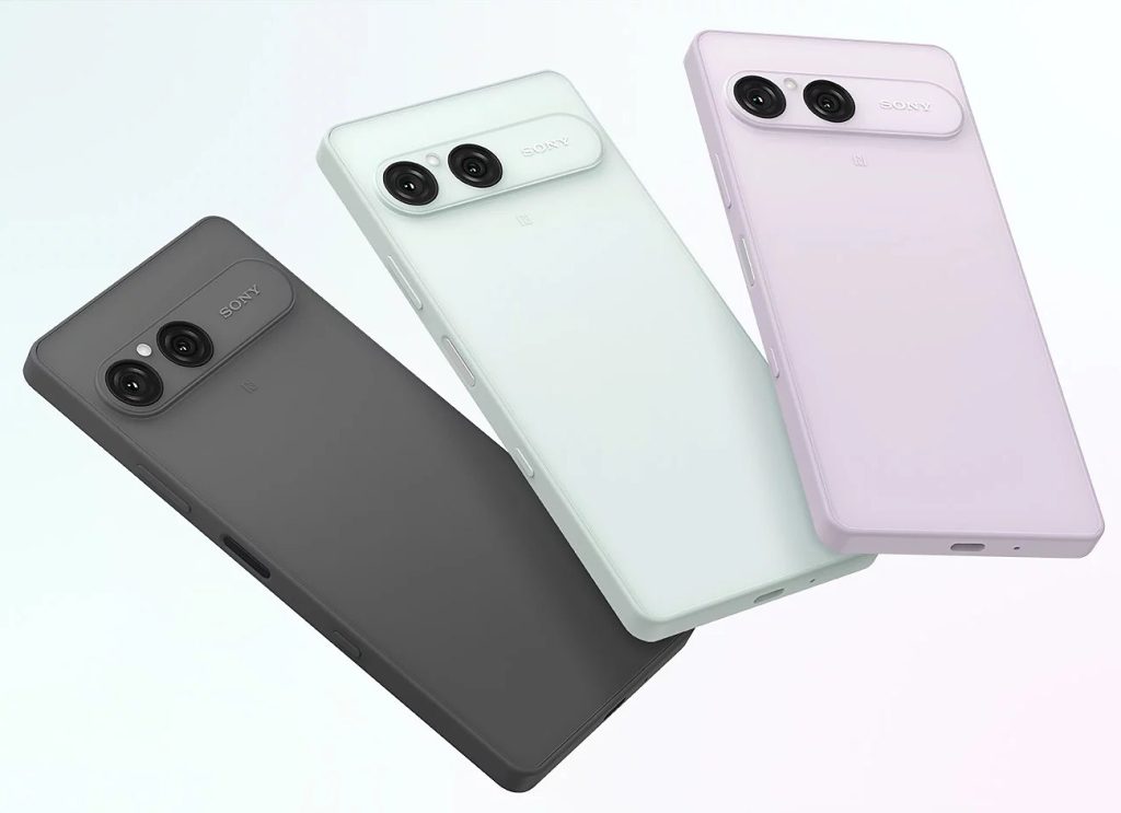 Trois Sony Xperia 10 VIII vus de dos, coloris gris, blanc et lilas, avec leur double module photo horizontal