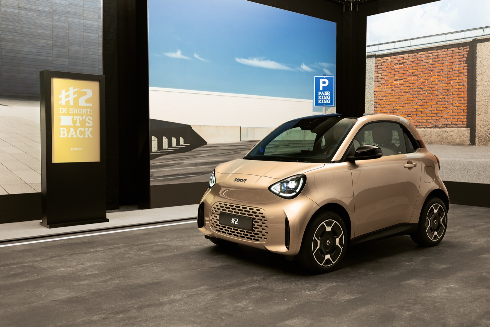 La smart #2, citadine électrique deux places gold metallic, présentée au Mondial de l'Auto de Paris 2026