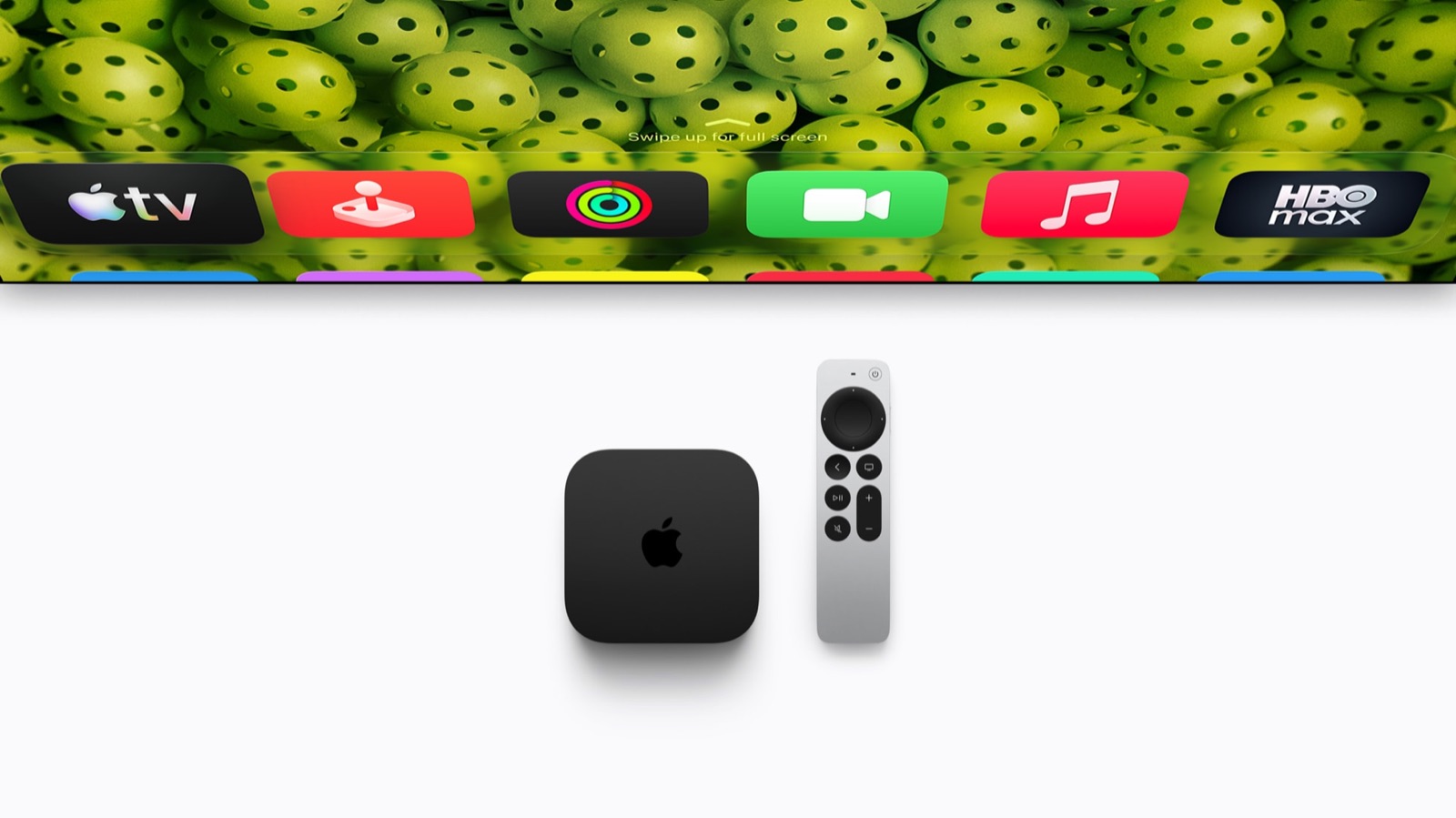 Le boîtier Apple TV 4K noir posé à côté de la télécommande Siri Remote argentée, devant l'interface tvOS