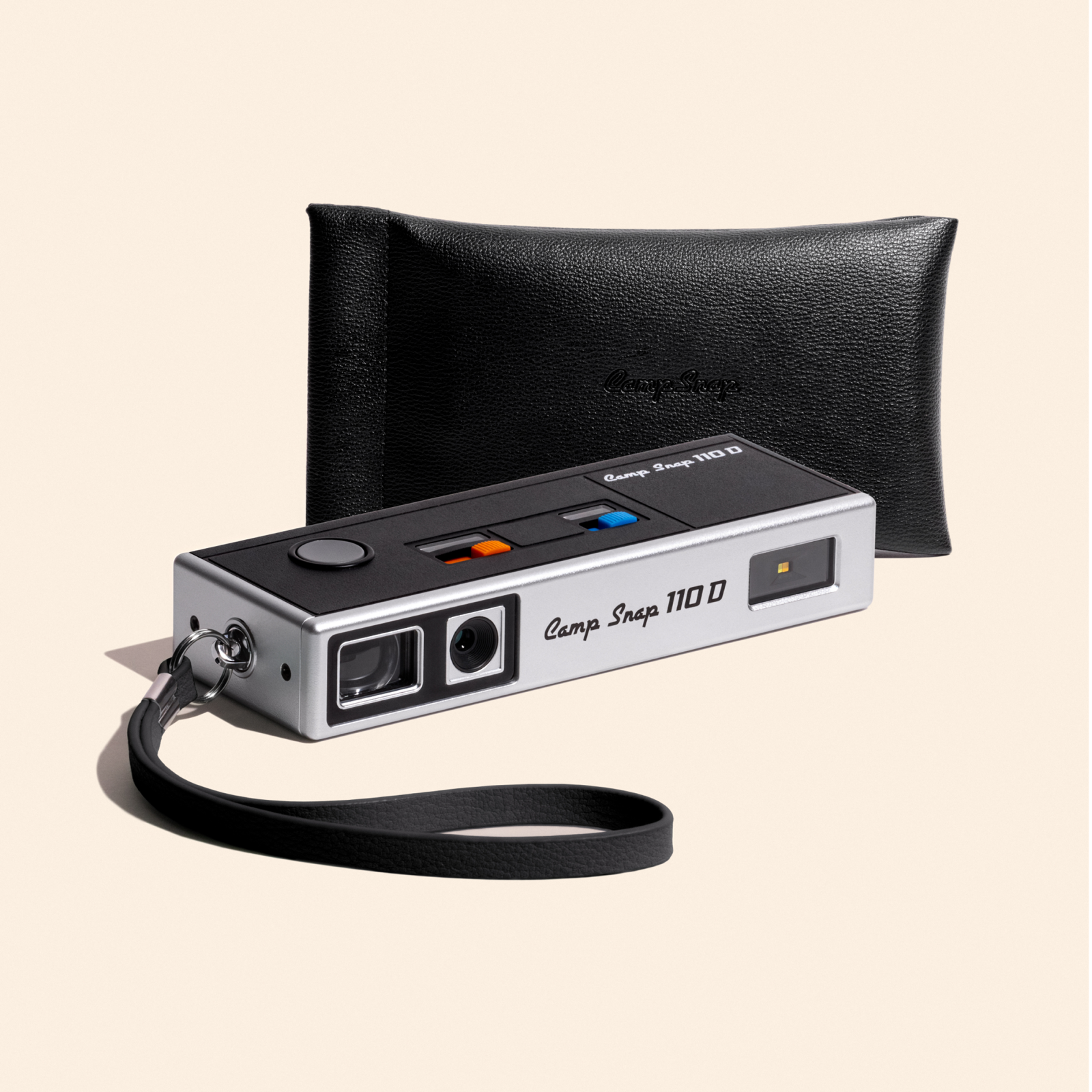 Appareil photo numérique Camp Snap 110D noir et gris avec son étui en cuir