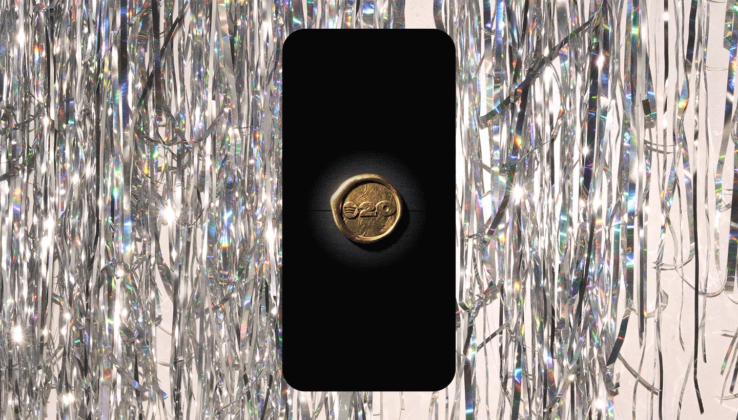 Visuel officiel de la campagne Spotify 20, un smartphone affichant un sceau doré sur fond de guirlandes argentées