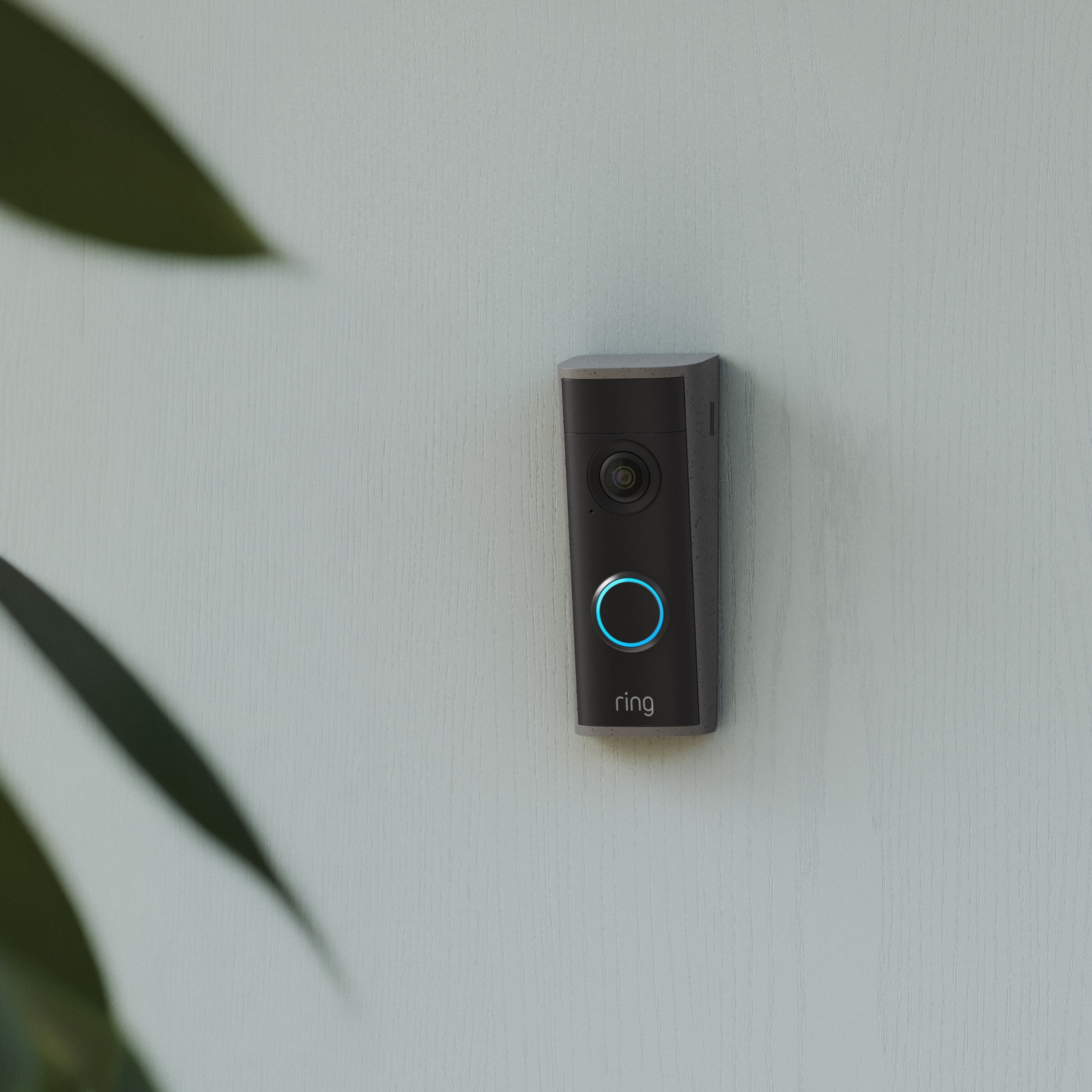 La caméra connectée Ring Peephole Cam 2K, unité extérieure façon petite sonnette vidéo, montée près d'une porte