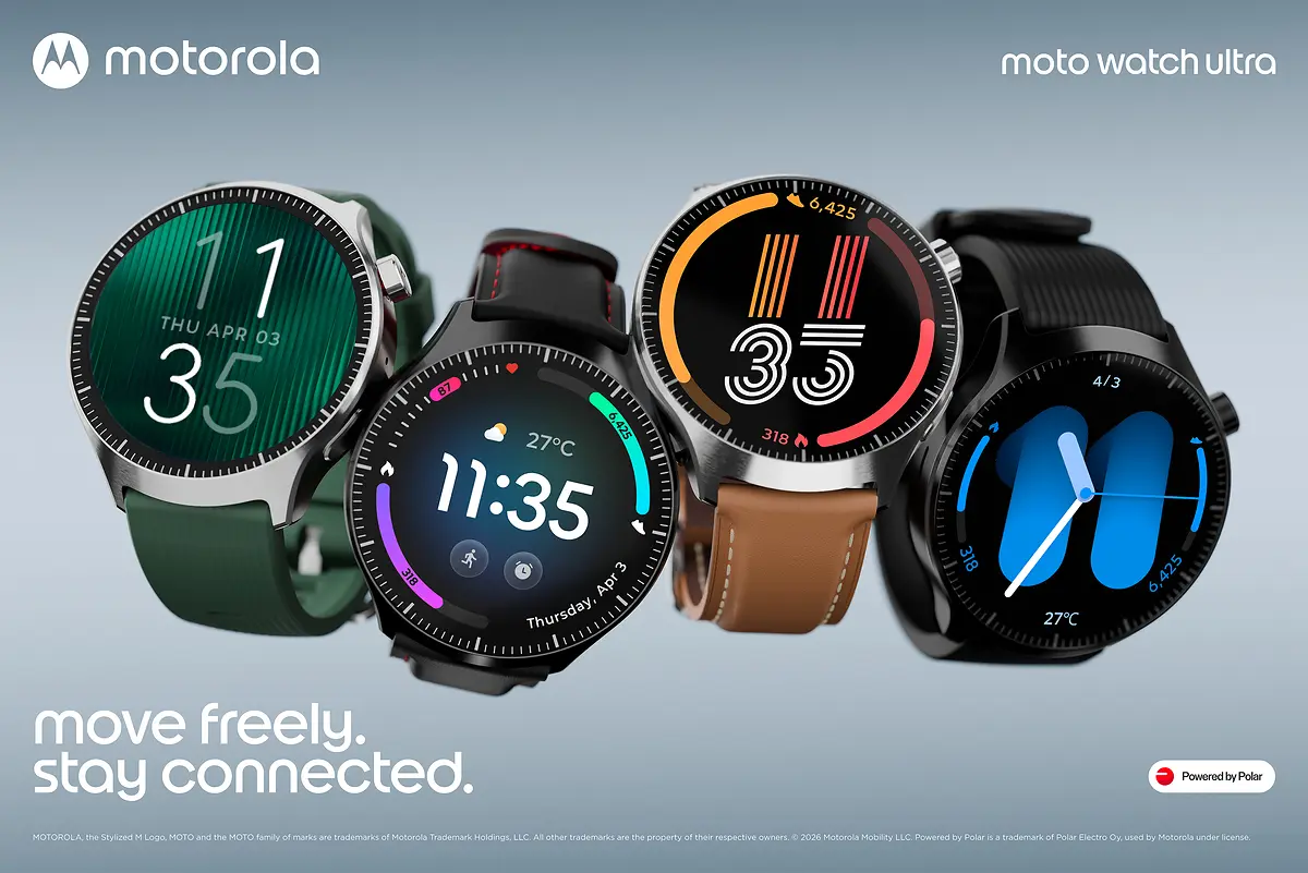 Quatre montres connectées Motorola Moto Watch Ultra de face, avec bracelets vert, noir et cuir marron