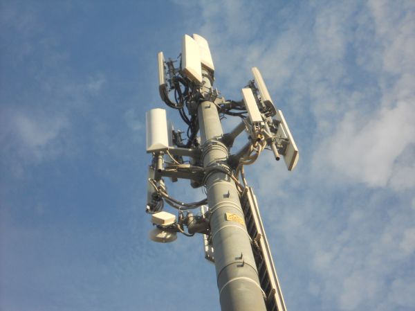 Antenne-relais de téléphonie mobile sur fond de ciel