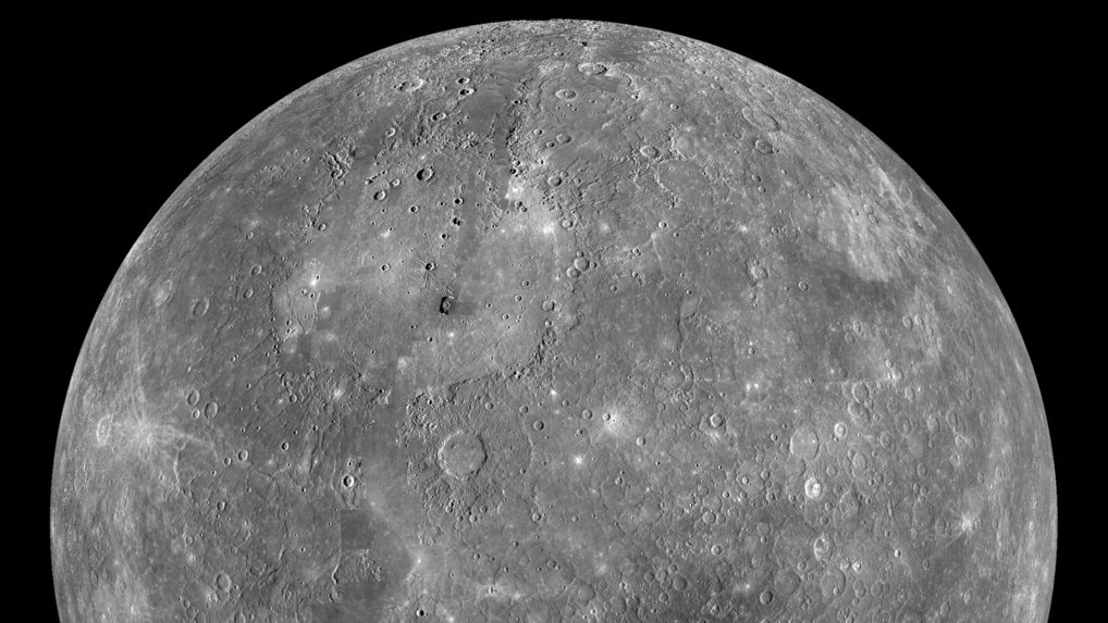 Illustration d'une planète rocheuse criblée de cratères, semblable à Mercure, sur fond noir