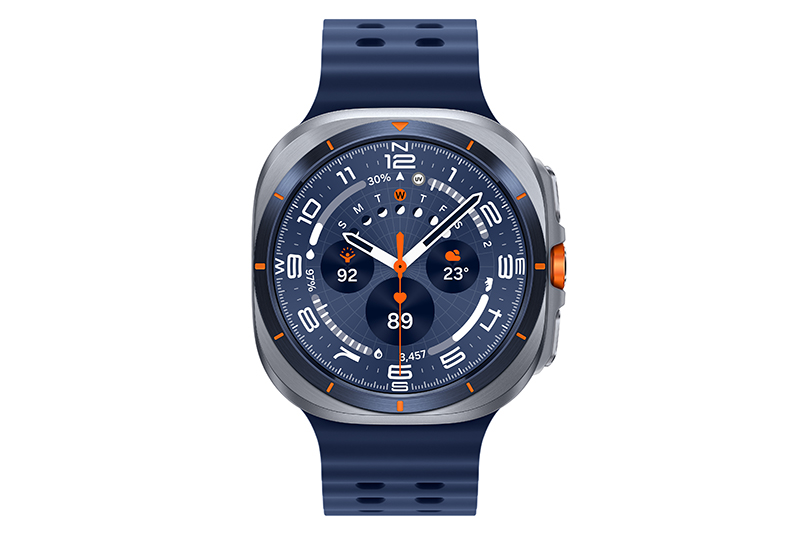 Samsung Galaxy Watch Ultra 2 en titane, bracelet sport bleu et bouton d'action orange, cadran affiché