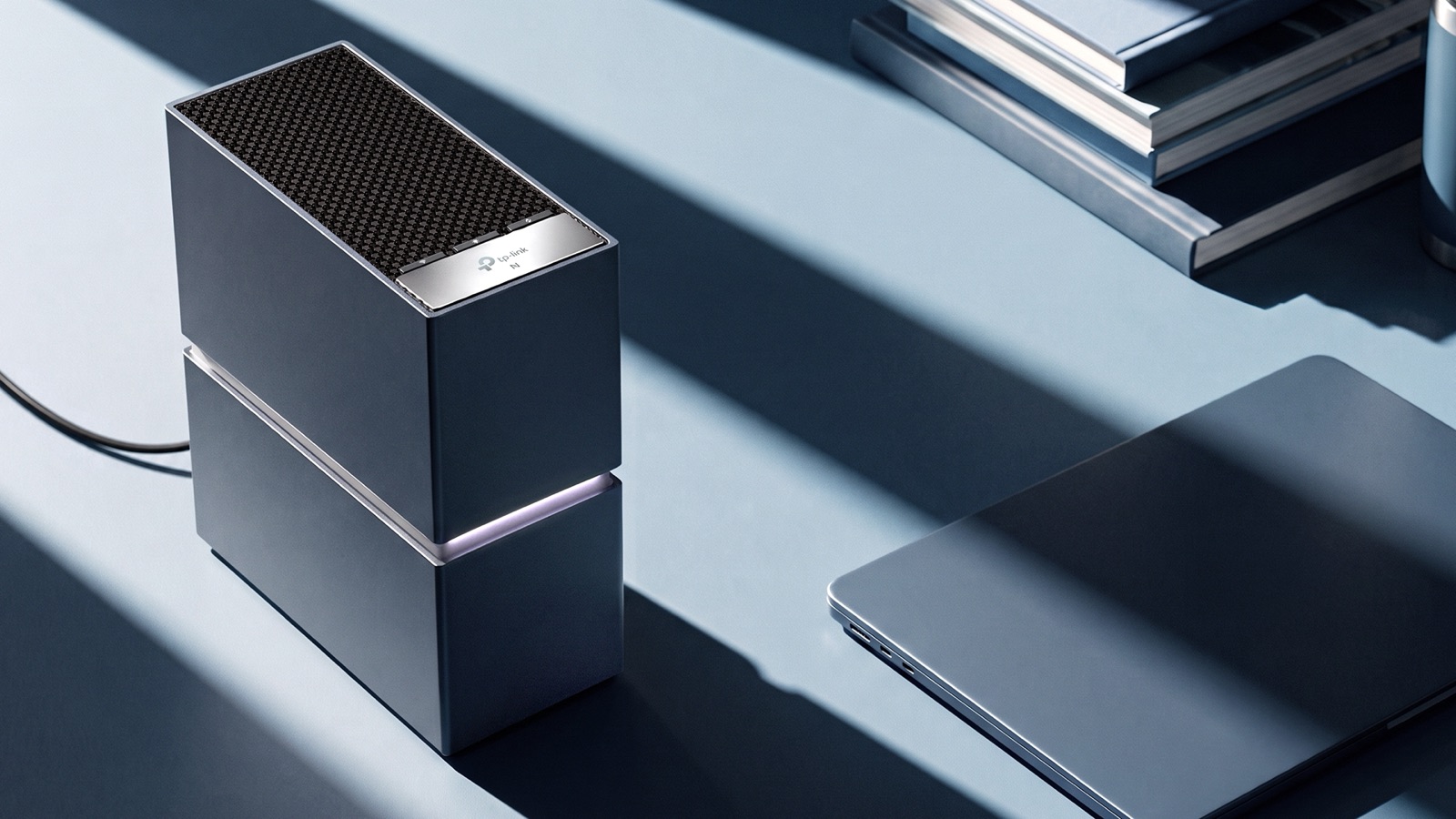 Le routeur Wi-Fi 8 TP-Link Archer 8 Ultra posé sur un bureau à côté d'un ordinateur portable