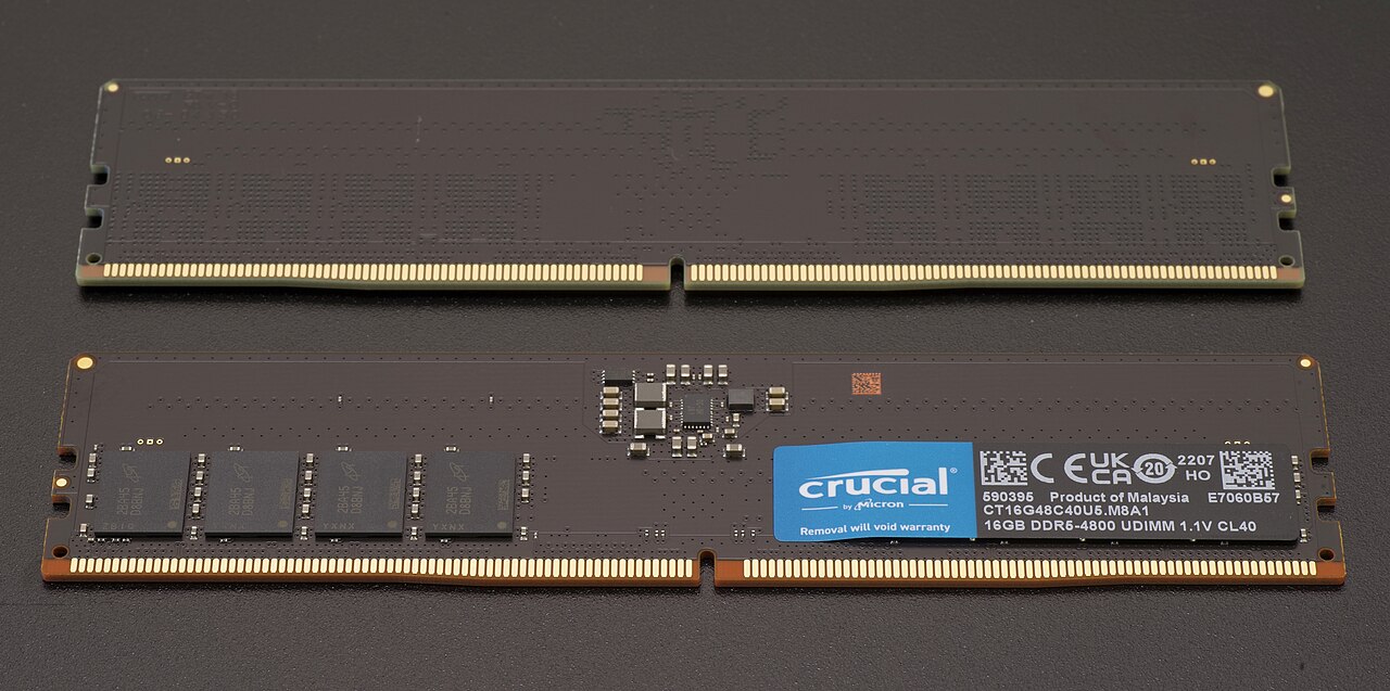 Deux barrettes de mémoire vive DDR5 Crucial posées sur un fond sombre