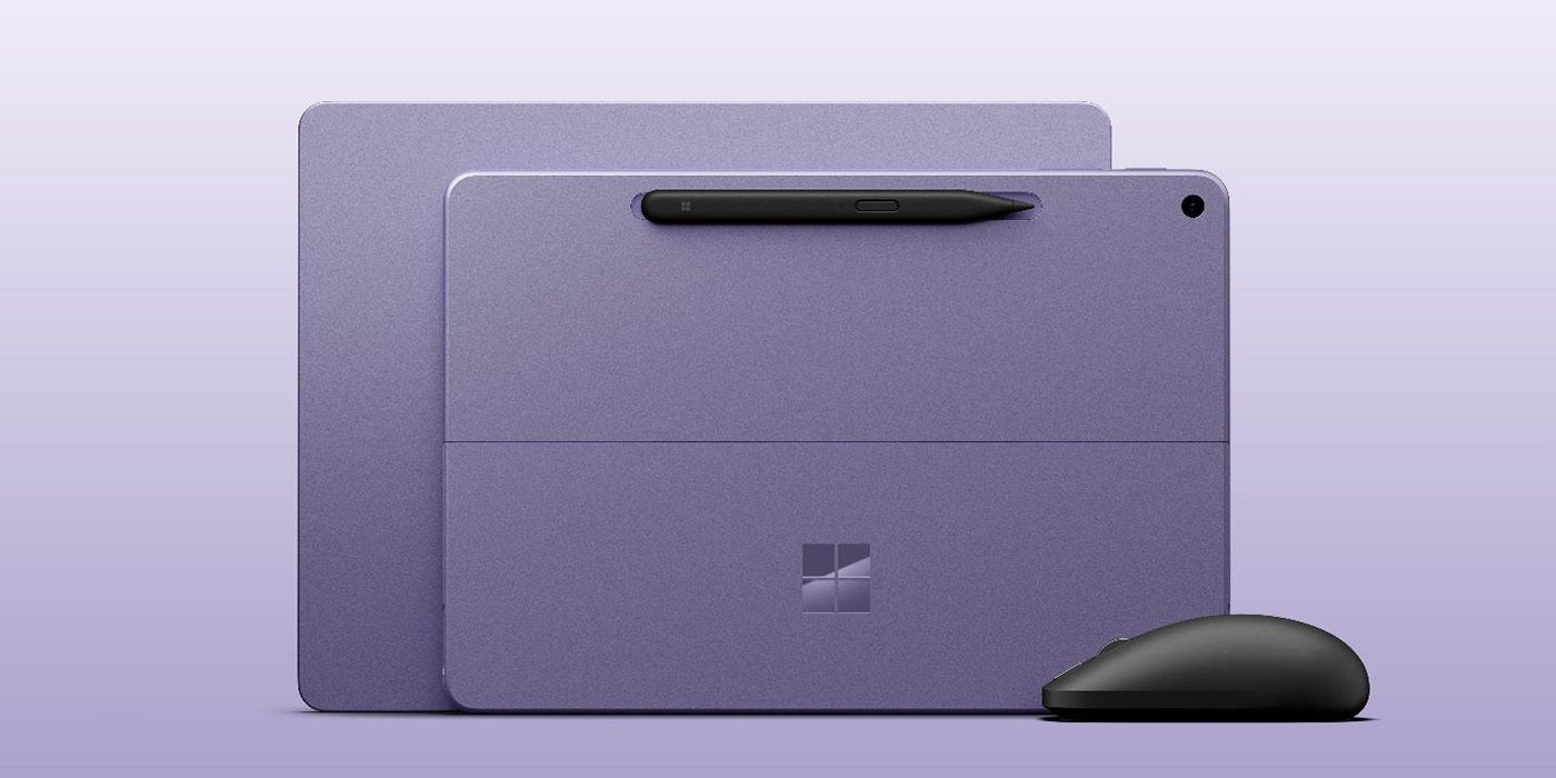 Deux tablettes Surface Pro violettes vues de dos avec un stylet Surface et la nouvelle Surface Mouse noire