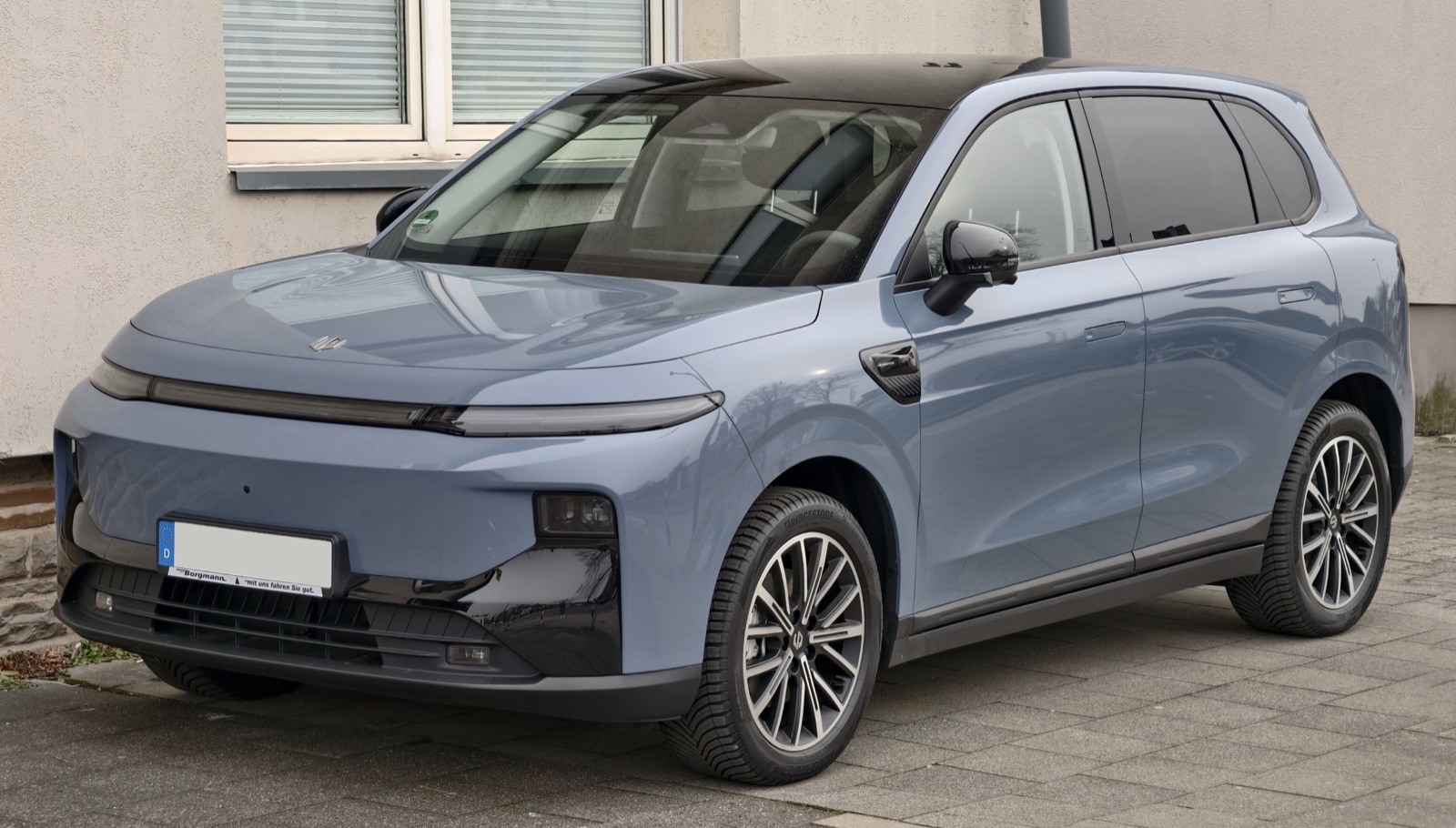 Le SUV électrique Leapmotor B10 Design Pro Max, de couleur bleu-gris, vu de trois quarts avant