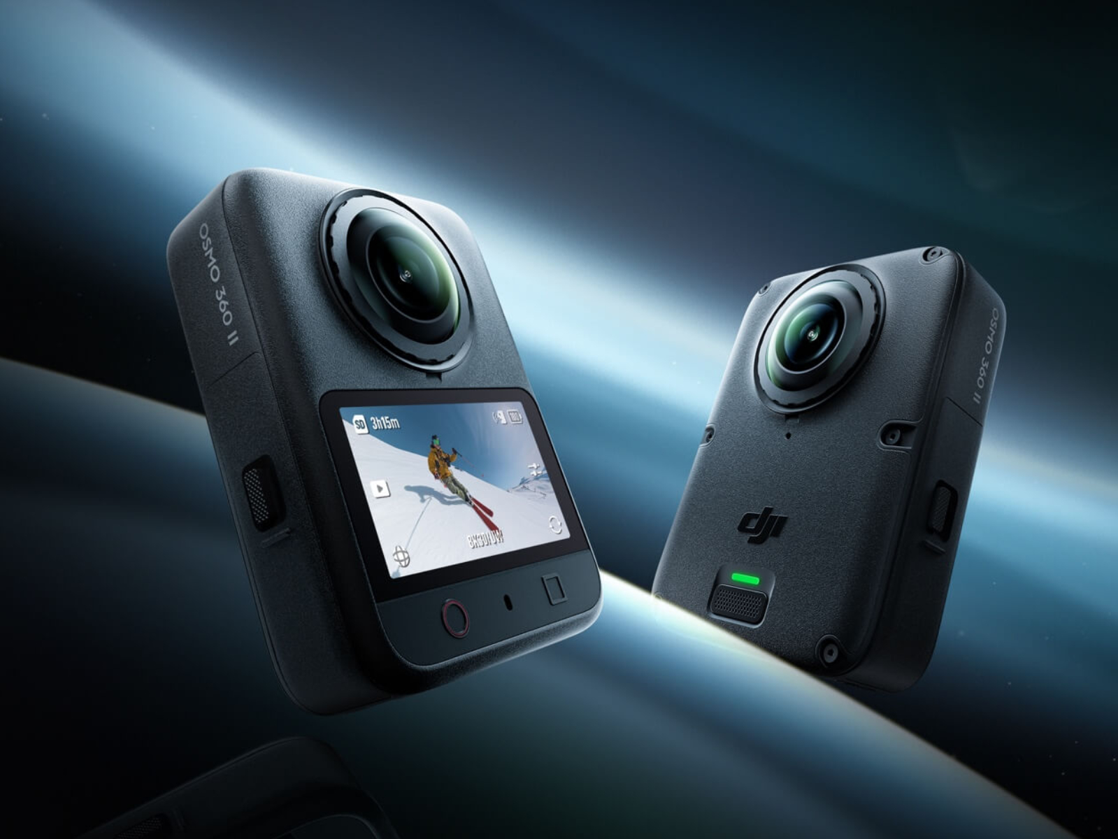 La caméra 360 DJI Osmo 360 II vue de face avec son écran et de dos avec le logo DJI