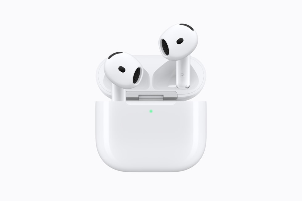 AirPods 5 dans leur boîtier de charge ouvert, photo officielle Apple