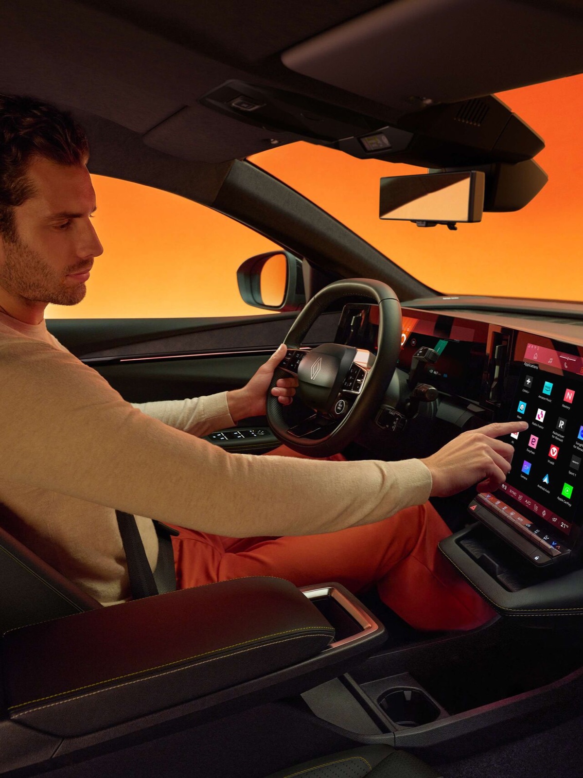 Intérieur de la Renault Mégane E-Tech électrique avec son écran tactile openR Link