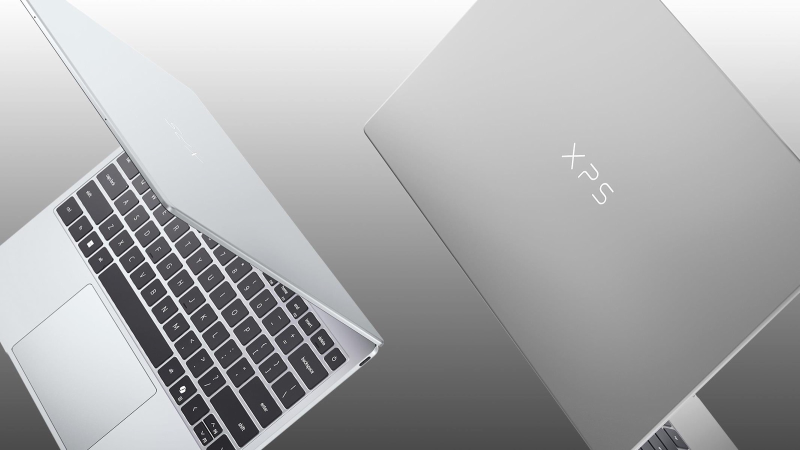 Le nouvel ordinateur portable Dell XPS 13 en argent, vu de face avec son clavier et de dos avec le logo XPS sur le capot
