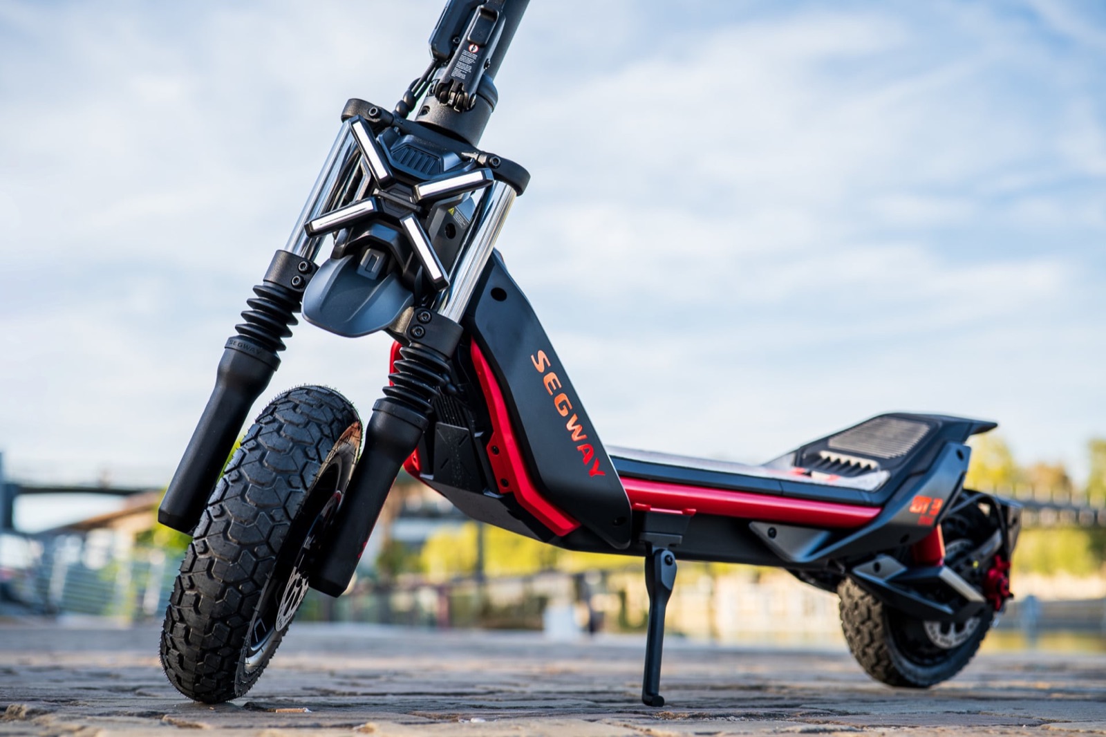 Trottinette électrique Segway ZT3 Max de profil, avec son bloc optique avant en forme de X et ses pneus larges