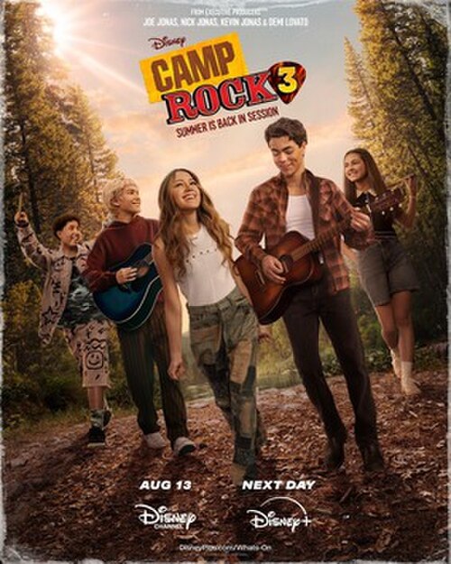 Affiche officielle du telefilm Disney Camp Rock 3 : cinq jeunes musiciens marchent dans une foret, guitares a la main