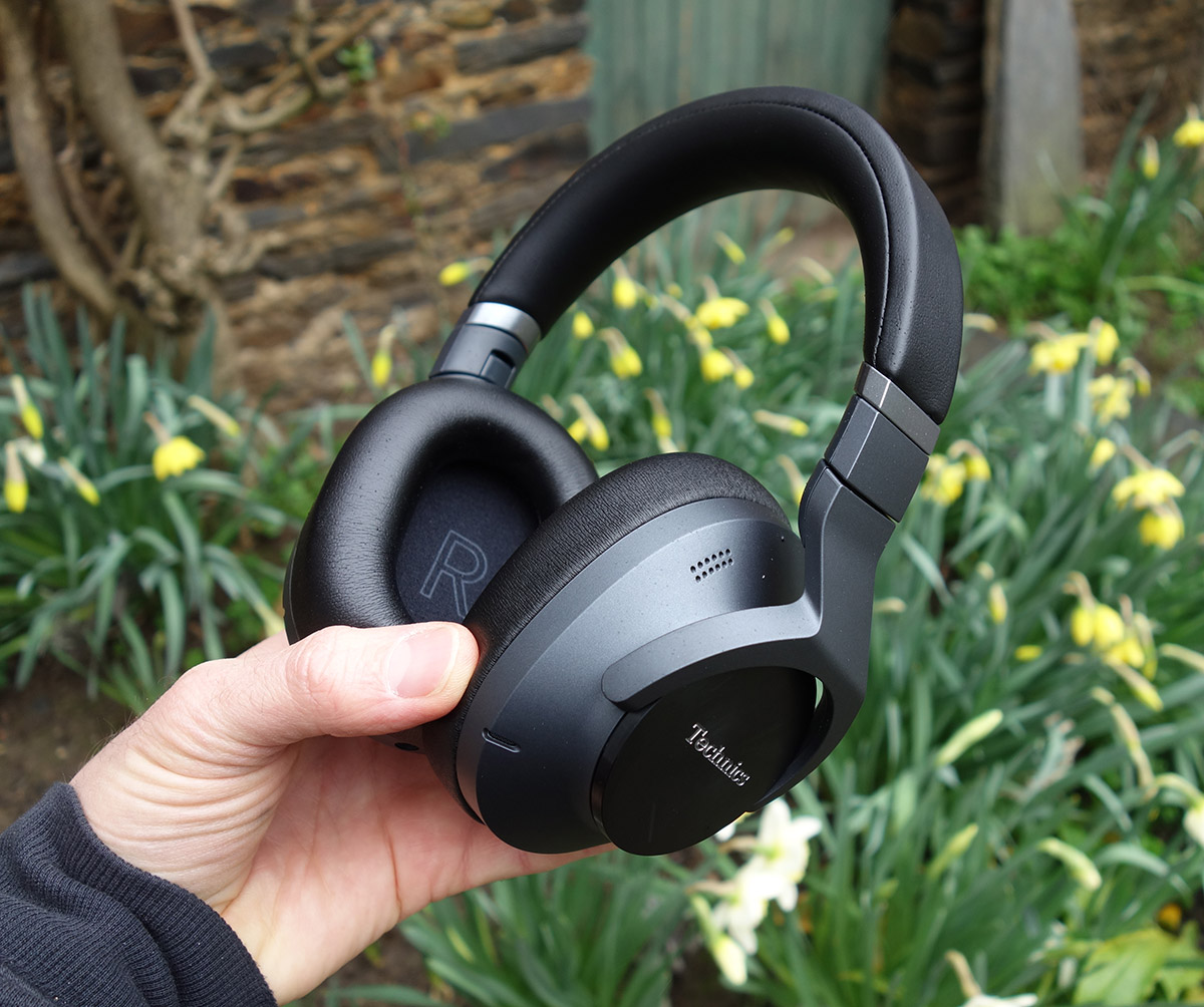 Le casque à réduction de bruit Technics EAH-A800 tenu en main, dont un successeur à fluide magnétique est teasé pour le 29 septembre