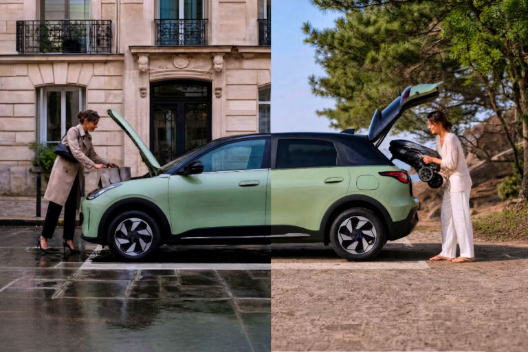 La Geely E2 verte, coffre avant et coffre arrière ouverts